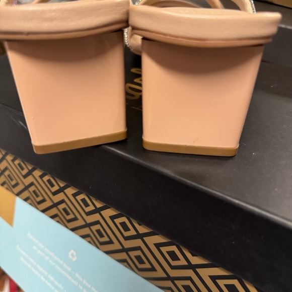 Charles David Fusion Elegant Beige and Silver Women's Sandals Heels SZ 9 NIB - Picture 5 of 8